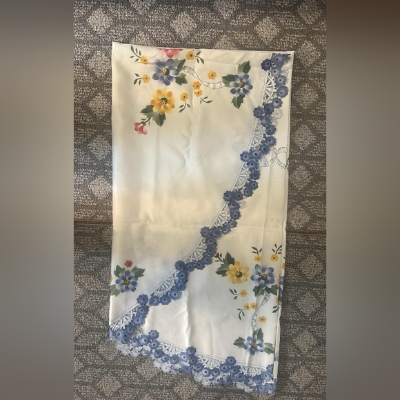 Round Floral tablecloth - Picture 4 of 7